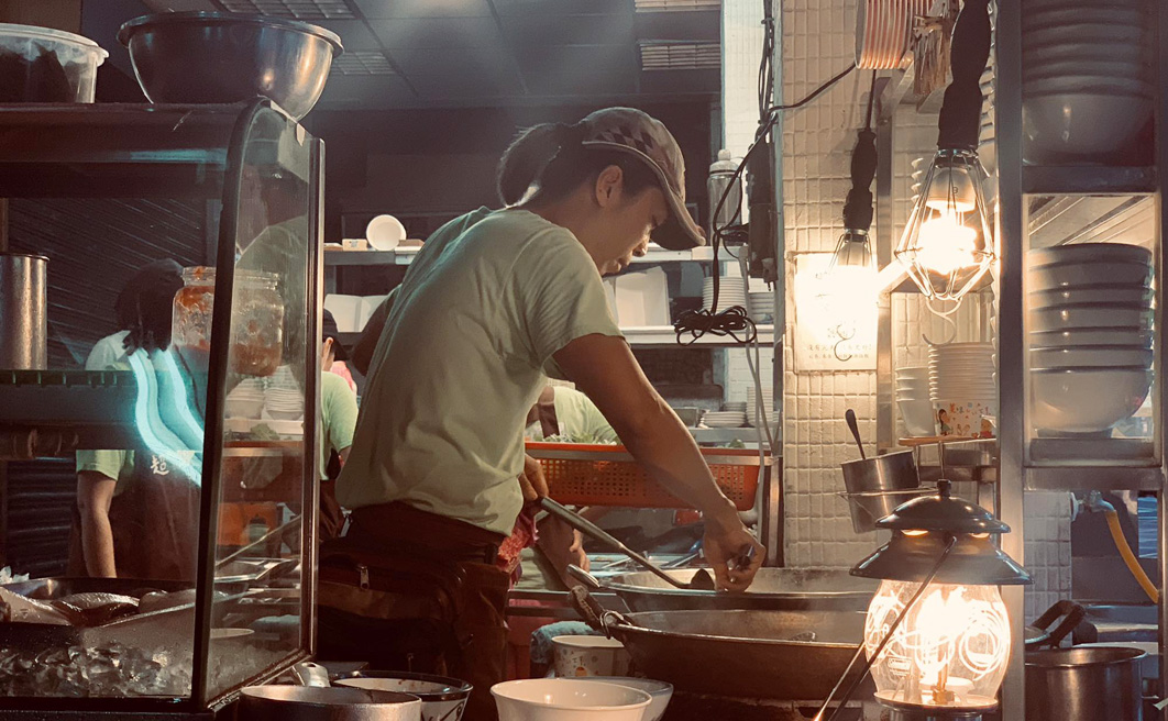 店內長期配合的水電師傅工作滿檔，在沒有光源情況下，只好將家中的戶外營燈拿來店裡撮合著用。 夜晚營火微...